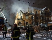 Bomberos ucranianos tratan de sofocar un fuego causado por un ataque aéreo ruso en una zona residencial de Kiev. EFE/M. Marusenko