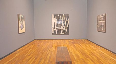 La pintura de Alicia Ayanegui explora la penumbra como un espacio de percepción donde los objetos cotidianos permanecen, incluso cuando la mirada se retira. CORTESÍA