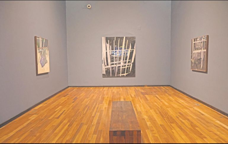 La pintura de Alicia Ayanegui explora la penumbra como un espacio de percepción donde los objetos cotidianos permanecen, incluso cuando la mirada se retira. CORTESÍA