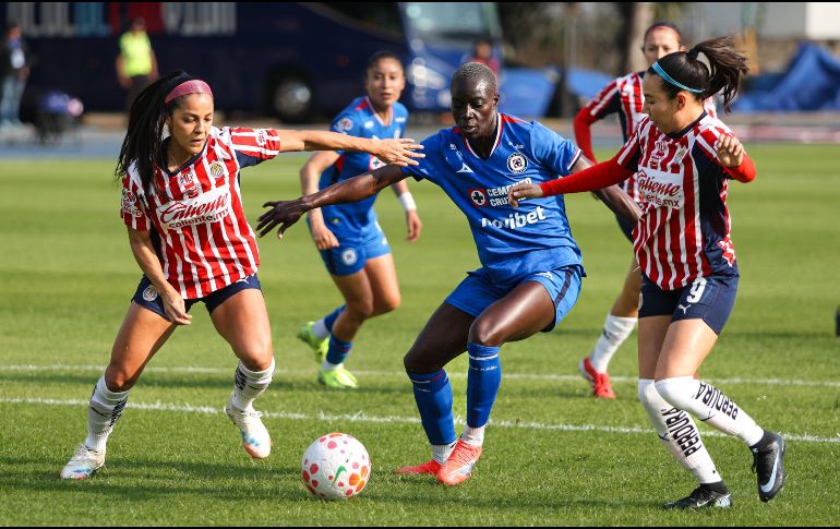 Las dos escuadras, que venían de ganar sus respectivas presentaciones en el año, tuvieron un duelo trabado y físico. IMAGO7.