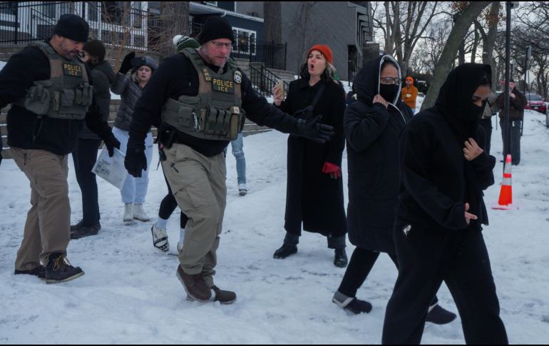 Manifestantes reclamaron justicia y cambios en la política migratoria tras la muerte de una mujer estadounidense. EFE/O. Fedorova
