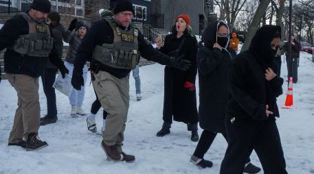 Manifestantes reclamaron justicia y cambios en la política migratoria tras la muerte de una mujer estadounidense. EFE/O. Fedorova