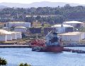 La descarga del combustible comenzó la mañana de este sábado en la refinería Ñico López. EFE