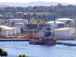 La descarga del combustible comenzó la mañana de este sábado en la refinería Ñico López. EFE
