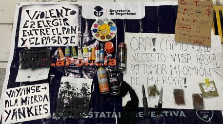 A los detenidos se les aseguraron dos armas punzocortantes y presunta droga sintética, además de latas de aerosol, pinturas y carteles. CORTESÍA/Policía del Estado