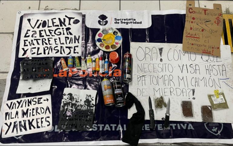 A los detenidos se les aseguraron dos armas punzocortantes y presunta droga sintética, además de latas de aerosol, pinturas y carteles. CORTESÍA/Policía del Estado