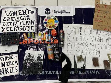 A los detenidos se les aseguraron dos armas punzocortantes y presunta droga sintética, además de latas de aerosol, pinturas y carteles. CORTESÍA/Policía del Estado