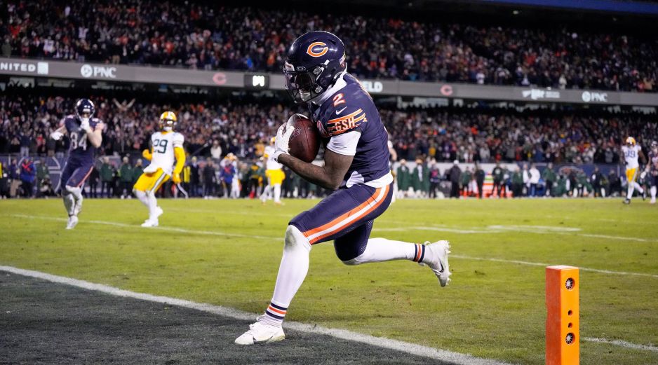 DJ Moore atrapa un pase de touchdown durante la segunda mitad del juego de playoffs entre los Bears de Chicago y los Packers de Green Bay. AP N/Huh