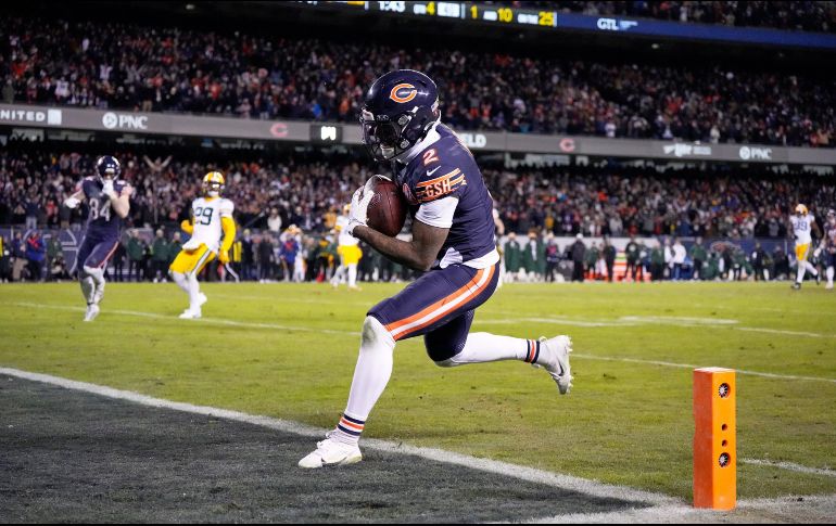 DJ Moore atrapa un pase de touchdown durante la segunda mitad del juego de playoffs entre los Bears de Chicago y los Packers de Green Bay. AP N/Huh