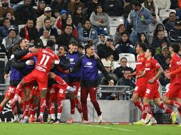Los Diablos celebran el gol que les permitió iniciar el torneo con victoria. EFE/M. Sierra