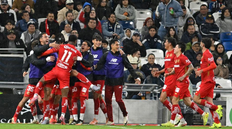 Los Diablos celebran el gol que les permitió iniciar el torneo con victoria. EFE/M. Sierra