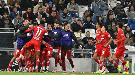 Los Diablos celebran el gol que les permitió iniciar el torneo con victoria. EFE/M. Sierra