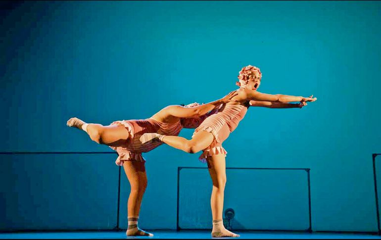 “Swim Swim: la danza clown más acuática” combina danza, humor y nado escénico en una propuesta para toda la familia. CORTESÍA