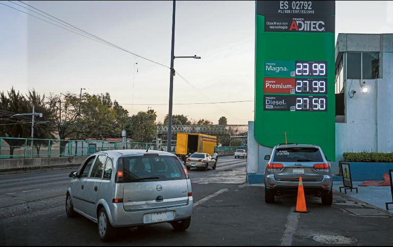 El incremento en el combustible responde, en buena medida, al ajuste de 3.8% en las cuotas del Impuesto Especial sobre Producción y Servicios (IEPS). EL INFORMADOR/ J. Acosta
