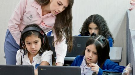 Estudiantes utilizan Chromebooks durante una actividad en un Aula de Innovación Educativa, como parte del modelo tecnológico impulsado por la Secretaría de Educación Jalisco. ESPECIAL