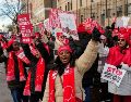 La huelga, que ocurre durante una temporada de gripe severa, podría obligar a los hospitales a transferir pacientes, cancelar intervenciones o desviar ambulancias. AP