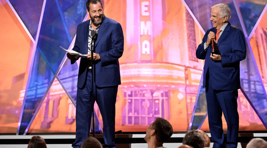 Durante los Movies for Grownups Awards, Adam Sandler prometió 