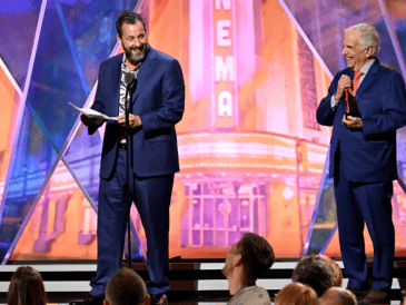 Durante los Movies for Grownups Awards, Adam Sandler prometió "hacer películas buenas". ESPECIAL / THR