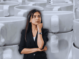 Este método no solo ahorra espacio, sino que también permite que las tazas y vasos permanezcan aireados, evitando la acumulación de humedad que podría dañarlos con el tiempo. ESPECIAL / CANVA