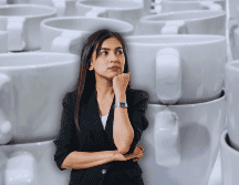 Este método no solo ahorra espacio, sino que también permite que las tazas y vasos permanezcan aireados, evitando la acumulación de humedad que podría dañarlos con el tiempo. ESPECIAL / CANVA