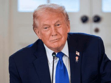 La advertencia de Trump llega después de que el canciller de Irán, Abás Araqchi, contactó al enviado especial de Donald Trump para Medio Oriente y Ucrania, Steve Witkoff, este pasado fin de semana con la aparente intención de rebajar la tensión con Washington.
 EFE/B. CASH