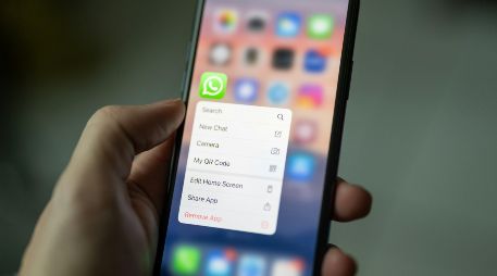 Los chats restringidos se trasladan a un espacio oculto que no muestra vistas previas ni detalles del contenido, incluso cuando llega un nuevo mensaje. Unsplash