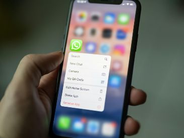 Los chats restringidos se trasladan a un espacio oculto que no muestra vistas previas ni detalles del contenido, incluso cuando llega un nuevo mensaje. Unsplash