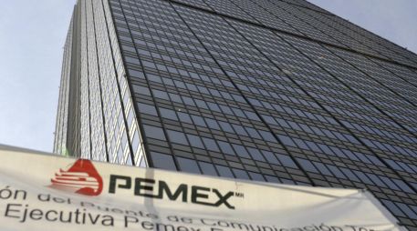 Pemex atribuyó el descenso a mayor complejidad operativa en pozos de alta presión y temperatura. EFE