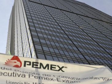 Pemex atribuyó el descenso a mayor complejidad operativa en pozos de alta presión y temperatura. EFE