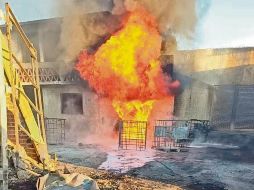 El incendio en una bodega clandestina de combustible en La Piedad dejó viviendas y vehículos calcinados. ESPECIAL