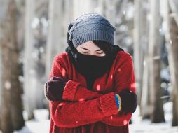 Al vestirte utiliza varias capas de ropa para poder ajustarte a la temperatura y conservar mejor tu calor corporal. Unsplash