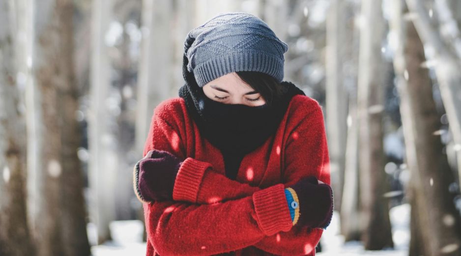 Al vestirte utiliza varias capas de ropa para poder ajustarte a la temperatura y conservar mejor tu calor corporal. Unsplash