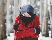 Al vestirte utiliza varias capas de ropa para poder ajustarte a la temperatura y conservar mejor tu calor corporal. Unsplash