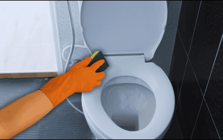 Los rim jets obstruidos son una de las causas más comunes de descargas ineficientes y suelen pasar desapercibidos durante la limpieza habitual del baño. ESPECIAL / CANVA