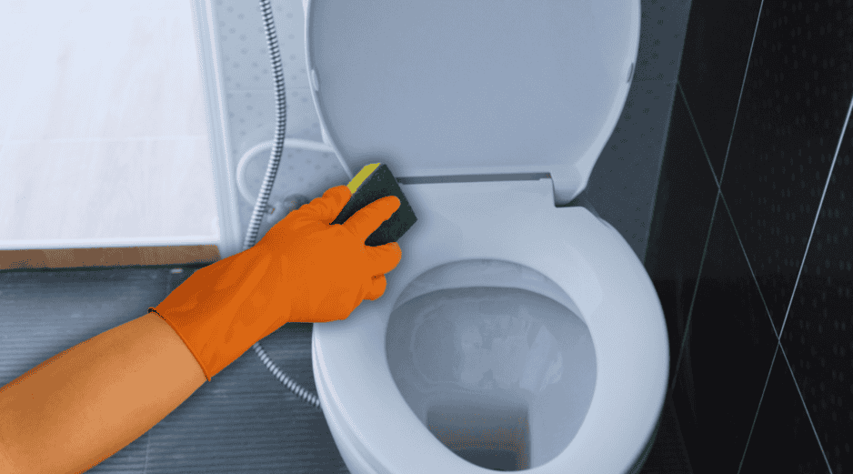 Los rim jets obstruidos son una de las causas más comunes de descargas ineficientes y suelen pasar desapercibidos durante la limpieza habitual del baño. ESPECIAL / CANVA