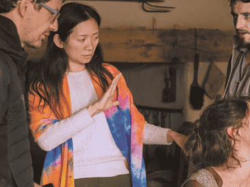 La obra Hamlet, dentro de la película, aclara Zhao, no trata de analizar el texto, sino de observar cómo una historia puesta en escena permite que otros participen de una pérdida ajena. ESPECIAL/SUN