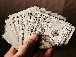 En el balance semanal, la divisa estadounidense acumula un retroceso de 0.85%, mientras que en términos anuales mantiene una depreciación de 13.49%. PEXELS