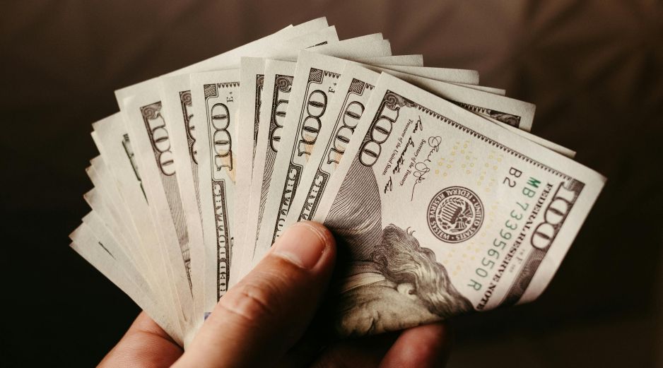 En el balance semanal, la divisa estadounidense acumula un retroceso de 0.85%, mientras que en términos anuales mantiene una depreciación de 13.49%. PEXELS