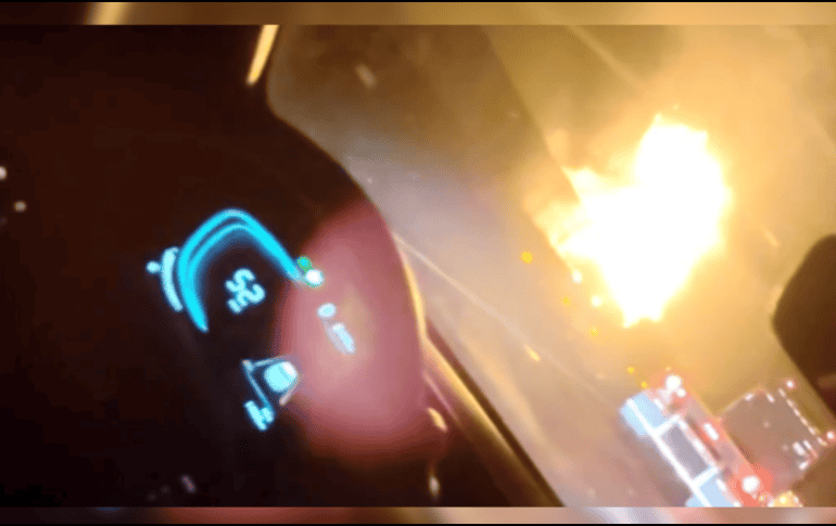 Usuarios en redes sociales reportaron haber visto el cielo iluminado alrededor de las 20:25 horas, momento en el que comenzó el incendio. ESPECIAL