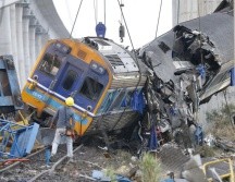 El servicio de la vía férrea accidentada, que discurre bajo un tramo elevado del futuro ferrocarril de alta velocidad, fue suspendido temporalmente. EFE/EPA/N. Sangnak