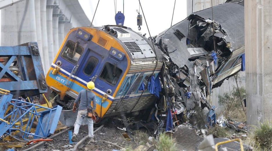 El servicio de la vía férrea accidentada, que discurre bajo un tramo elevado del futuro ferrocarril de alta velocidad, fue suspendido temporalmente. EFE/EPA/N. Sangnak
