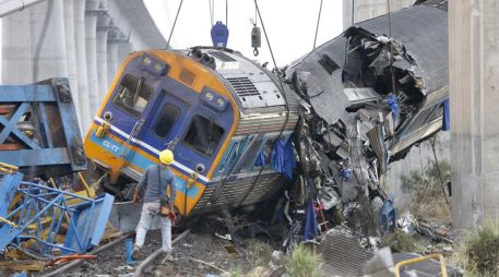 El servicio de la vía férrea accidentada, que discurre bajo un tramo elevado del futuro ferrocarril de alta velocidad, fue suspendido temporalmente. EFE/EPA/N. Sangnak