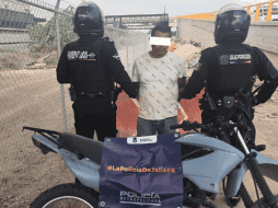 El hombre circulaba en una motocicleta sin placas, la cual cuenta con reporte de robo con violencia en diciembre pasado en el Fraccionamiento Real del Sol. ESPECIAL