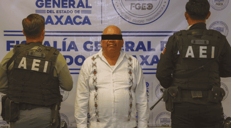 La detención contra el alcalde oaxaqueño se realizó por el delito de homicidio calificado con alevosía y ventaja. ESPECIAL/FGEO