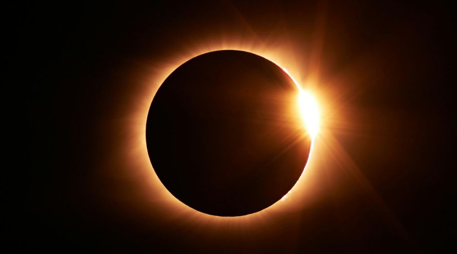 El eclipse solar anular del 17 de febrero iniciará aproximadamente a las 11:42 UTC. UNSPLASH / J. LEE