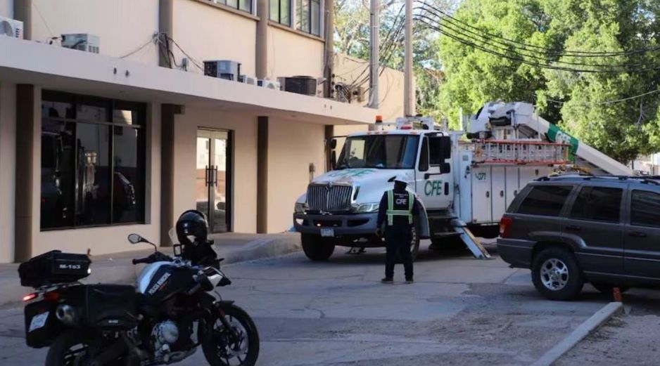 El incidente se registró en oficinas del Edificio Sonora ubicadas en el cruce de las calles Pedro Moreno y Aquiles Serdán, donde se reportaron fallas eléctricas tras el corto circuito ocasionado cuando una sombrilla impactó un transformador. ESPECIAL