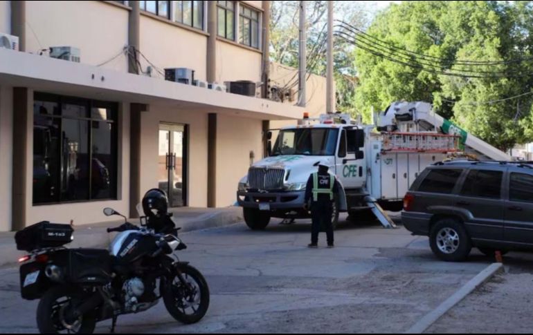 El incidente se registró en oficinas del Edificio Sonora ubicadas en el cruce de las calles Pedro Moreno y Aquiles Serdán, donde se reportaron fallas eléctricas tras el corto circuito ocasionado cuando una sombrilla impactó un transformador. ESPECIAL