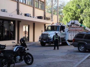 El incidente se registró en oficinas del Edificio Sonora ubicadas en el cruce de las calles Pedro Moreno y Aquiles Serdán, donde se reportaron fallas eléctricas tras el corto circuito ocasionado cuando una sombrilla impactó un transformador. ESPECIAL