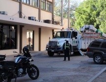 El incidente se registró en oficinas del Edificio Sonora ubicadas en el cruce de las calles Pedro Moreno y Aquiles Serdán, donde se reportaron fallas eléctricas tras el corto circuito ocasionado cuando una sombrilla impactó un transformador. ESPECIAL