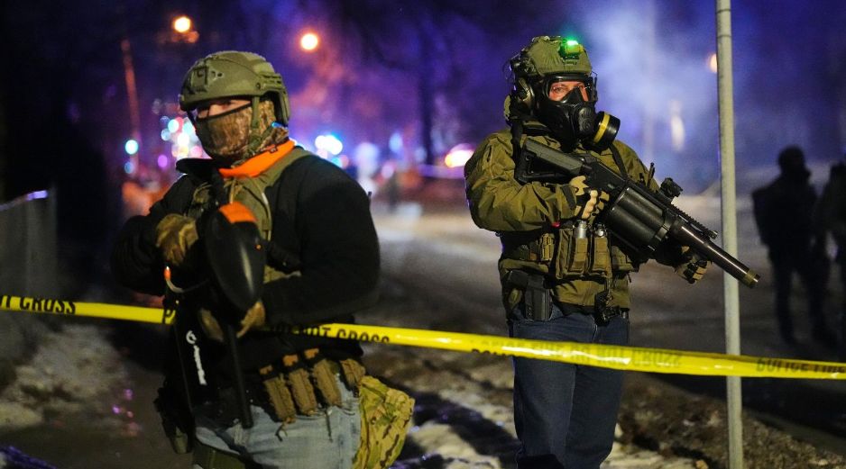 Ante el riesgo para su integridad, el agente realizó un disparo defensivo, que impactó al agresor principal en la pierna. AP/A.GARY